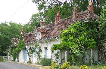 Mooie huizen langs de Loir in St. Jean Froidmentel