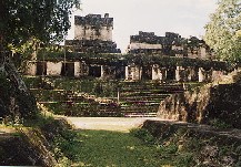 Ballcourt en acropolis in Tikal